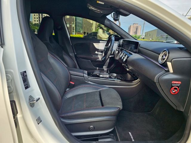 小改款一手女用車 I KEY摸門解鎖 一體成型液晶顯示器 眾多配備不及備載 來看了就想買!  第18張相片