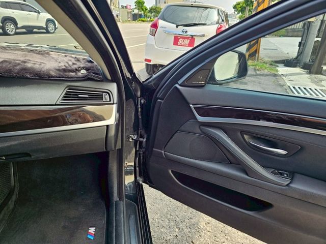 不想花費太多金錢開進口車的首選 油耗漂亮 好顧好養 全車原鈑件 3種駕駛模式 360環景 HK音響 輪胎剛換4條米其林  第18張相片