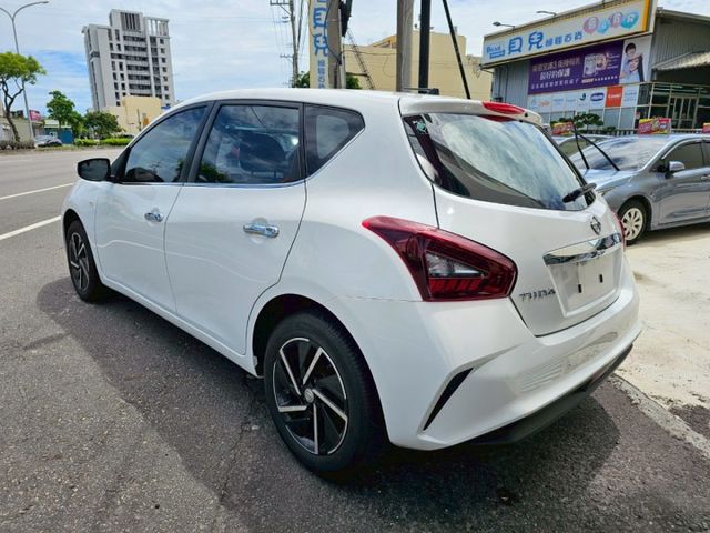 一手車最高階 J版 新車味道還在 雙色內裝方向盤多功能控制鍵 I KEY免鑰匙 倒車顯影 盲點偵測 胎壓偵測 後座出風口  第4張相片