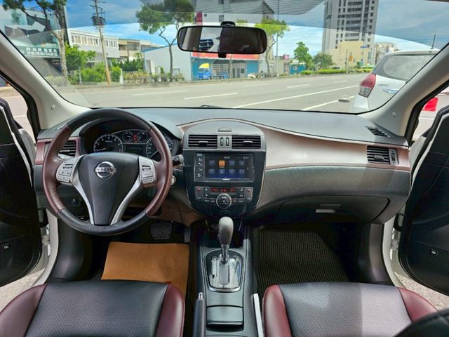 一手車最高階 J版 新車味道還在 雙色內裝方向盤多功能控制鍵 I KEY免鑰匙 倒車顯影 盲點偵測 胎壓偵測 後座出風口  第12張相片