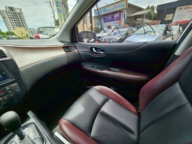 一手車最高階 J版 新車味道還在 雙色內裝方向盤多功能控制鍵 I KEY免鑰匙 倒車顯影 盲點偵測 胎壓偵測 後座出風口  第16張相片