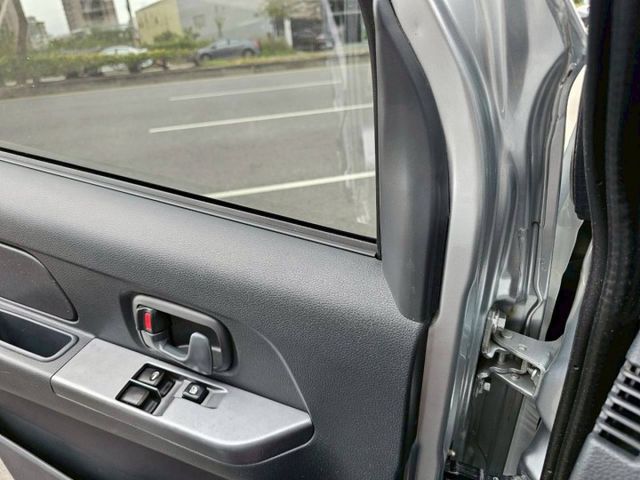 大家都用的到的小貨車 手排有力 內裝乾淨如新 無事故 無泡水 妥妥的賺錢車 歡迎來電預約賞車  第10張相片