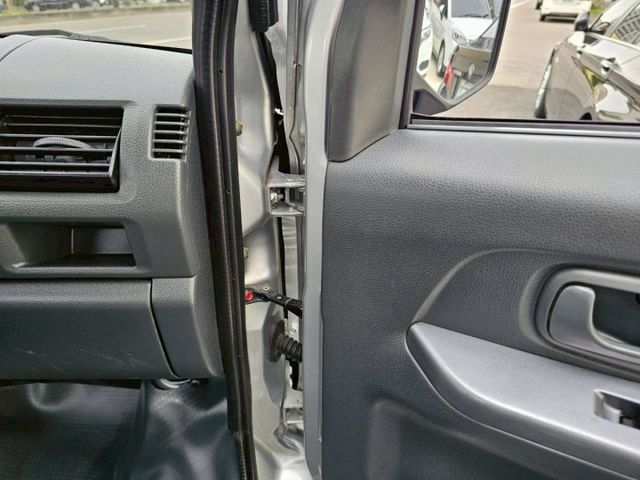 大家都用的到的小貨車 手排有力 內裝乾淨如新 無事故 無泡水 妥妥的賺錢車 歡迎來電預約賞車  第13張相片