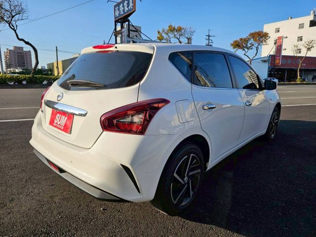 一手女用車 J版亮麗雙色內裝 氣氛佳如新車一般 免鑰匙啟動 倒車顯影 盲點偵測 好車值得您鑑賞..  第3張相片