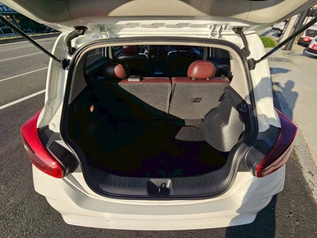 一手女用車 J版亮麗雙色內裝 氣氛佳如新車一般 免鑰匙啟動 倒車顯影 盲點偵測 好車值得您鑑賞..  第5張相片