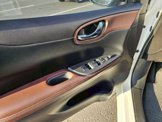 一手女用車 J版亮麗雙色內裝 氣氛佳如新車一般 免鑰匙啟動 倒車顯影 盲點偵測 好車值得您鑑賞..  第7張相片