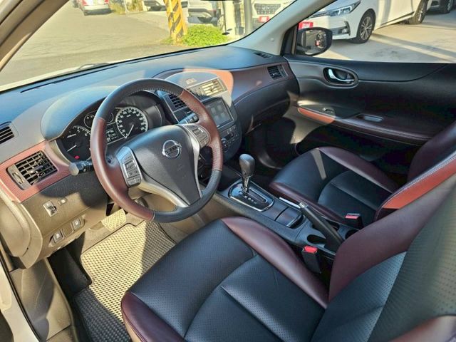 一手女用車 J版亮麗雙色內裝 氣氛佳如新車一般 免鑰匙啟動 倒車顯影 盲點偵測 好車值得您鑑賞..  第8張相片