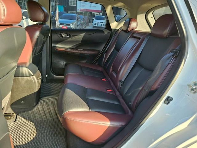 一手女用車 J版亮麗雙色內裝 氣氛佳如新車一般 免鑰匙啟動 倒車顯影 盲點偵測 好車值得您鑑賞..  第13張相片