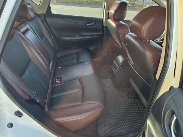 一手女用車 J版亮麗雙色內裝 氣氛佳如新車一般 免鑰匙啟動 倒車顯影 盲點偵測 好車值得您鑑賞..  第14張相片