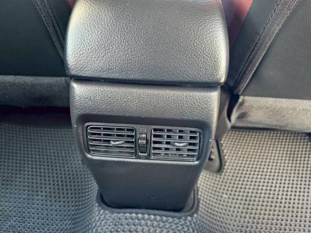 一手女用車 J版亮麗雙色內裝 氣氛佳如新車一般 免鑰匙啟動 倒車顯影 盲點偵測 好車值得您鑑賞..  第18張相片