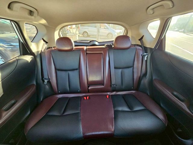 一手女用車 J版亮麗雙色內裝 氣氛佳如新車一般 免鑰匙啟動 倒車顯影 盲點偵測 好車值得您鑑賞..  第19張相片