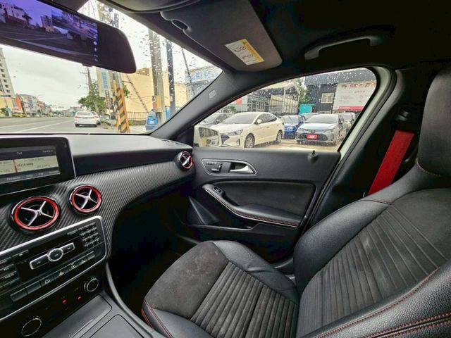 Sport版 原鈑件 全景天窗 換檔撥片 電動座椅 倒車顯影 定速限速 賽車座椅 車況非常好 一手車庫車  第14張相片