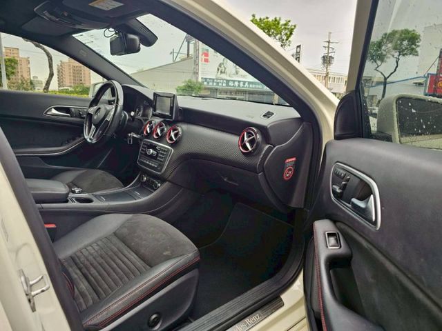 Sport版 原鈑件 全景天窗 換檔撥片 電動座椅 倒車顯影 定速限速 賽車座椅 車況非常好 一手車庫車  第20張相片