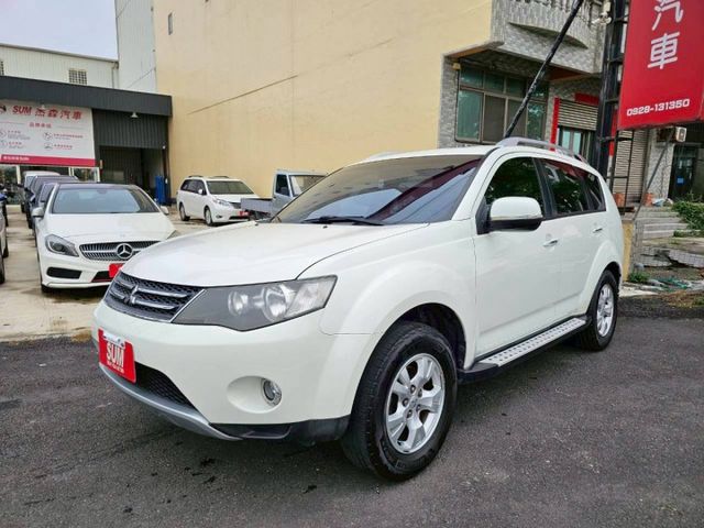 車裡車外乾淨整潔 空間大 有氣氛呼吸燈 大螢幕安卓機 導航 免鑰匙啟動 倒車顯影 天窗 方向盤快撥  第1張相片