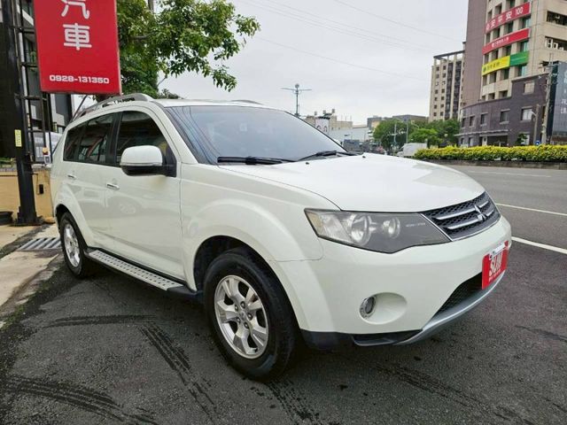 車裡車外乾淨整潔 空間大 有氣氛呼吸燈 大螢幕安卓機 導航 免鑰匙啟動 倒車顯影 天窗 方向盤快撥  第2張相片