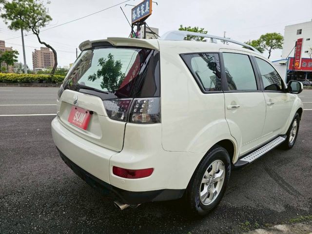 車裡車外乾淨整潔 空間大 有氣氛呼吸燈 大螢幕安卓機 導航 免鑰匙啟動 倒車顯影 天窗 方向盤快撥  第3張相片