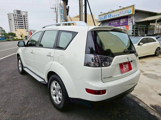 車裡車外乾淨整潔 空間大 有氣氛呼吸燈 大螢幕安卓機 導航 免鑰匙啟動 倒車顯影 天窗 方向盤快撥  第4張相片