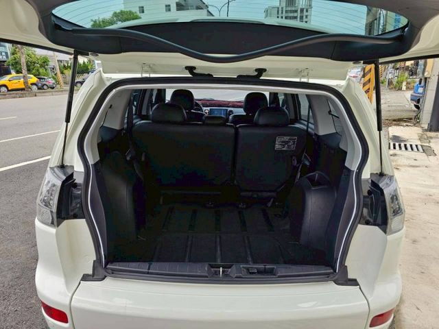 車裡車外乾淨整潔 空間大 有氣氛呼吸燈 大螢幕安卓機 導航 免鑰匙啟動 倒車顯影 天窗 方向盤快撥  第5張相片