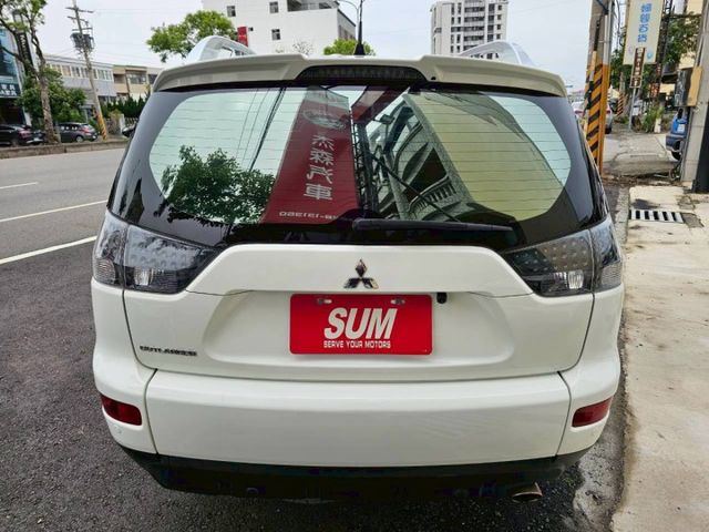 車裡車外乾淨整潔 空間大 有氣氛呼吸燈 大螢幕安卓機 導航 免鑰匙啟動 倒車顯影 天窗 方向盤快撥  第6張相片