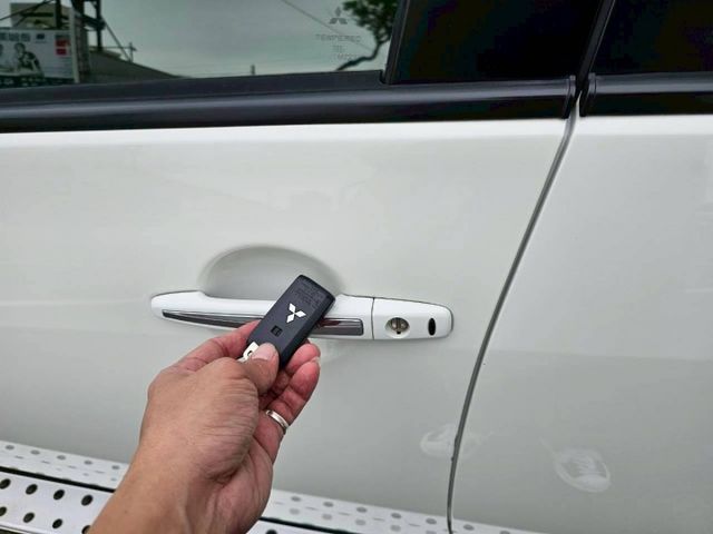 車裡車外乾淨整潔 空間大 有氣氛呼吸燈 大螢幕安卓機 導航 免鑰匙啟動 倒車顯影 天窗 方向盤快撥  第9張相片