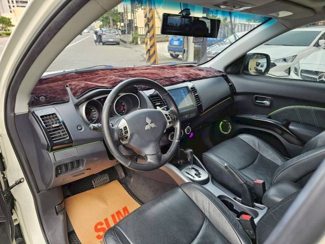 車裡車外乾淨整潔 空間大 有氣氛呼吸燈 大螢幕安卓機 導航 免鑰匙啟動 倒車顯影 天窗 方向盤快撥  第10張相片