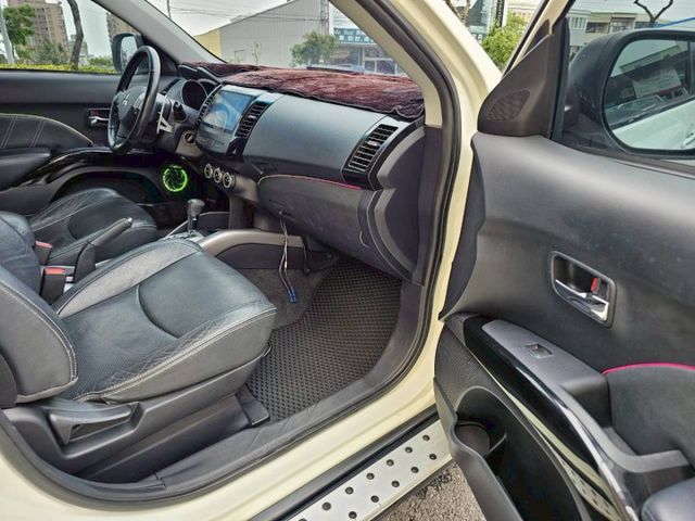 車裡車外乾淨整潔 空間大 有氣氛呼吸燈 大螢幕安卓機 導航 免鑰匙啟動 倒車顯影 天窗 方向盤快撥  第11張相片