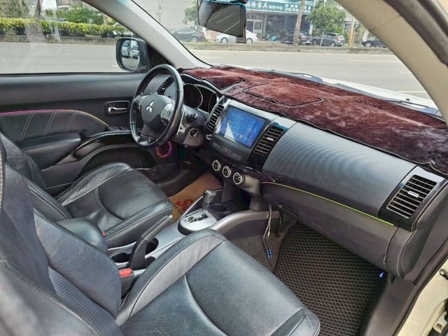 車裡車外乾淨整潔 空間大 有氣氛呼吸燈 大螢幕安卓機 導航 免鑰匙啟動 倒車顯影 天窗 方向盤快撥  第12張相片