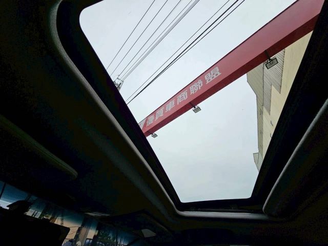 車裡車外乾淨整潔 空間大 有氣氛呼吸燈 大螢幕安卓機 導航 免鑰匙啟動 倒車顯影 天窗 方向盤快撥  第15張相片