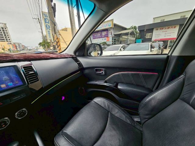 車裡車外乾淨整潔 空間大 有氣氛呼吸燈 大螢幕安卓機 導航 免鑰匙啟動 倒車顯影 天窗 方向盤快撥  第18張相片