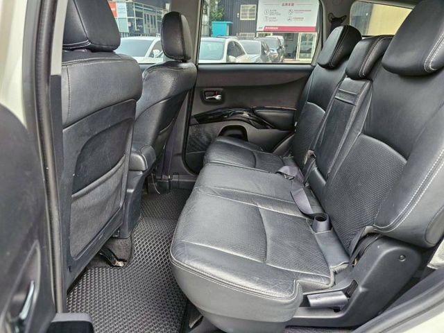 車裡車外乾淨整潔 空間大 有氣氛呼吸燈 大螢幕安卓機 導航 免鑰匙啟動 倒車顯影 天窗 方向盤快撥  第20張相片