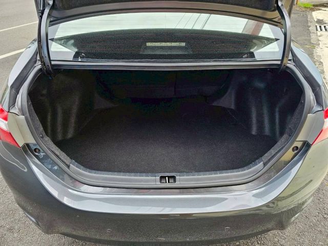 經典中的經典 跑少狀況超好 抬頭顯示器 導航 導車顯影 胎壓偵測器 恆溫空調 無可挑剔的不敗車款..  第5張相片