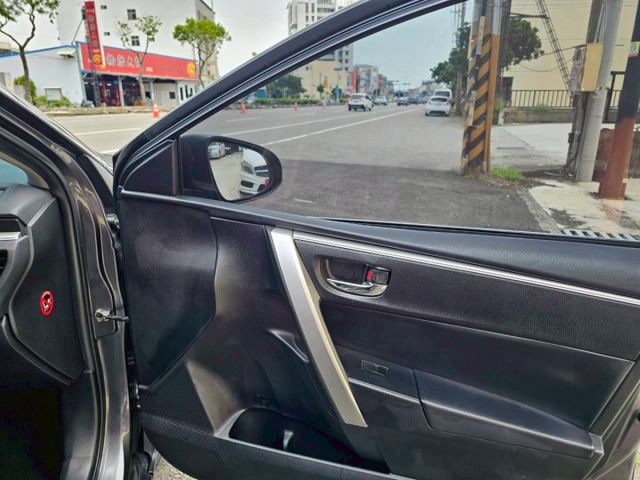 經典中的經典 跑少狀況超好 抬頭顯示器 導航 導車顯影 胎壓偵測器 恆溫空調 無可挑剔的不敗車款..  第15張相片