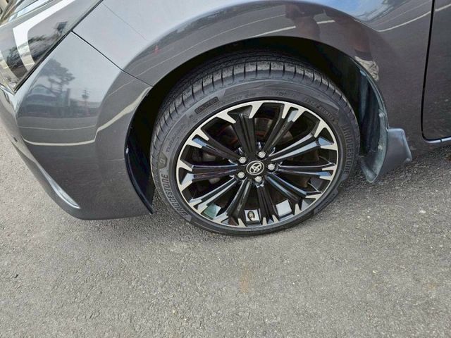 經典中的經典 跑少狀況超好 抬頭顯示器 導航 導車顯影 胎壓偵測器 恆溫空調 無可挑剔的不敗車款..  第18張相片