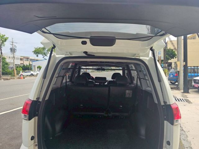 可以當露營車 工程車 空間大 狀況非常好! 做生意擺攤也非常好用 做文具的也適用 多用途廂型車..  第6張相片