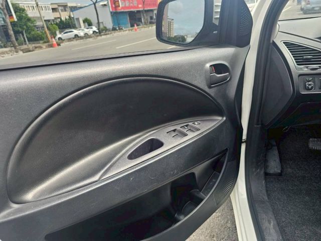 可以當露營車 工程車 空間大 狀況非常好! 做生意擺攤也非常好用 做文具的也適用 多用途廂型車..  第8張相片