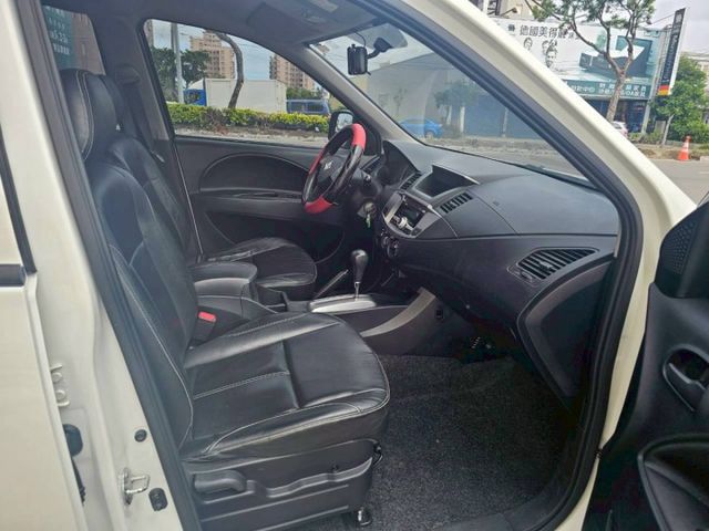 可以當露營車 工程車 空間大 狀況非常好! 做生意擺攤也非常好用 做文具的也適用 多用途廂型車..  第16張相片