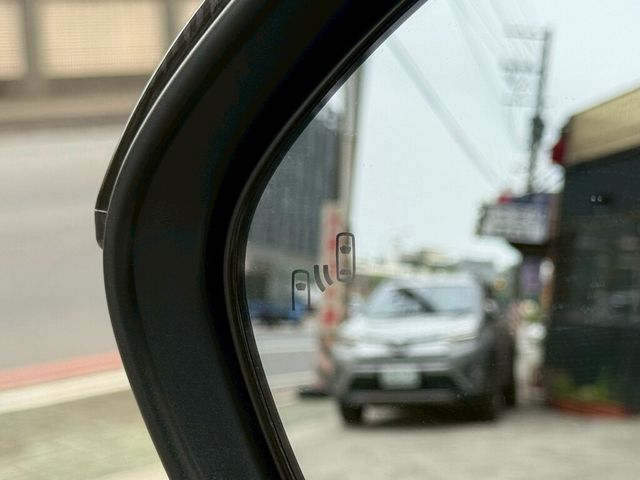 TOYOTA豐田 COROLLA ALTIS HYBRID  第11張相片