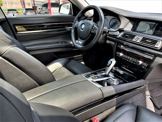 7 SERIES SEDAN F02  第8張相片