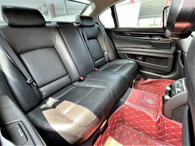 7 SERIES SEDAN F02  第18張相片