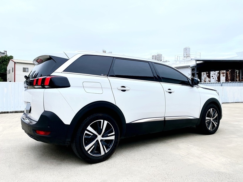 2020 5008 1.5 BlueHDi Allure 市場稀有釋出！全新第二代 法式優雅美學 5+2 SUV  第19張相片
