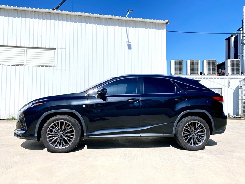 2021 RX300 F Sport 三眼式LED頭燈 全數位儀錶 跑車化座椅 20吋燻黑鋁圈 全景天窗  第4張相片