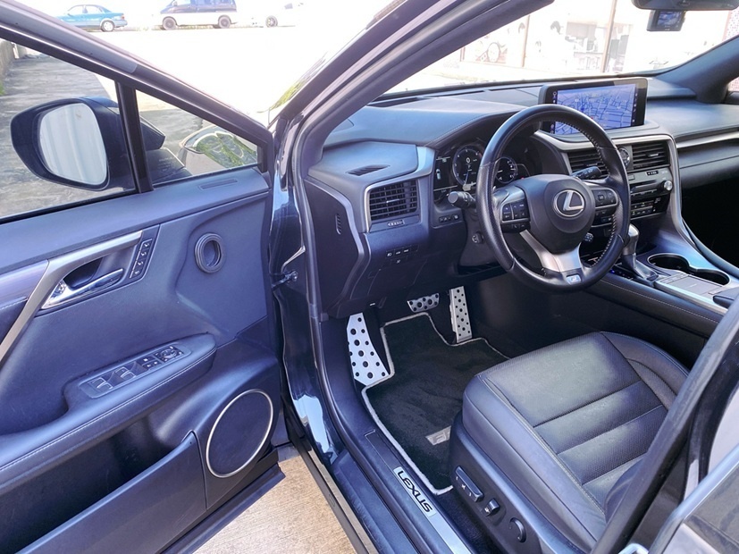 2021 RX300 F Sport 三眼式LED頭燈 全數位儀錶 跑車化座椅 20吋燻黑鋁圈 全景天窗  第9張相片