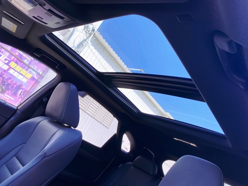 2021 RX300 F Sport 三眼式LED頭燈 全數位儀錶 跑車化座椅 20吋燻黑鋁圈 全景天窗  第10張相片
