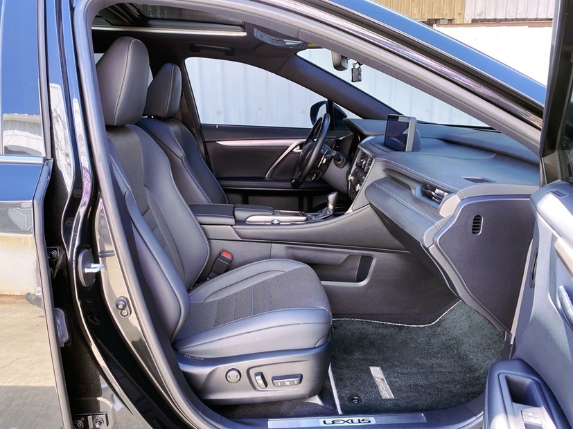 2021 RX300 F Sport 三眼式LED頭燈 全數位儀錶 跑車化座椅 20吋燻黑鋁圈 全景天窗  第11張相片