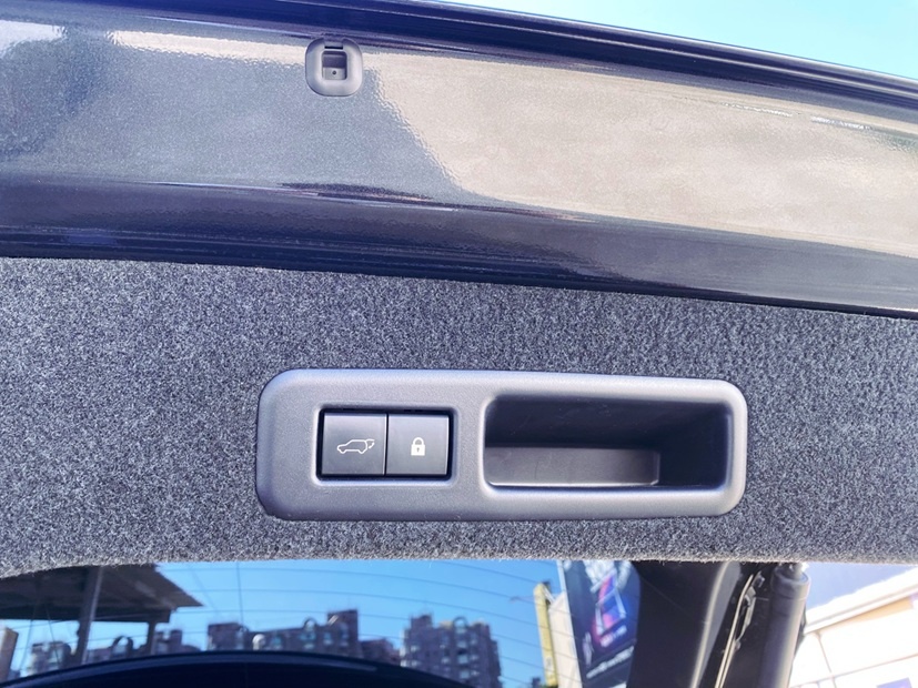 2021 RX300 F Sport 三眼式LED頭燈 全數位儀錶 跑車化座椅 20吋燻黑鋁圈 全景天窗  第17張相片