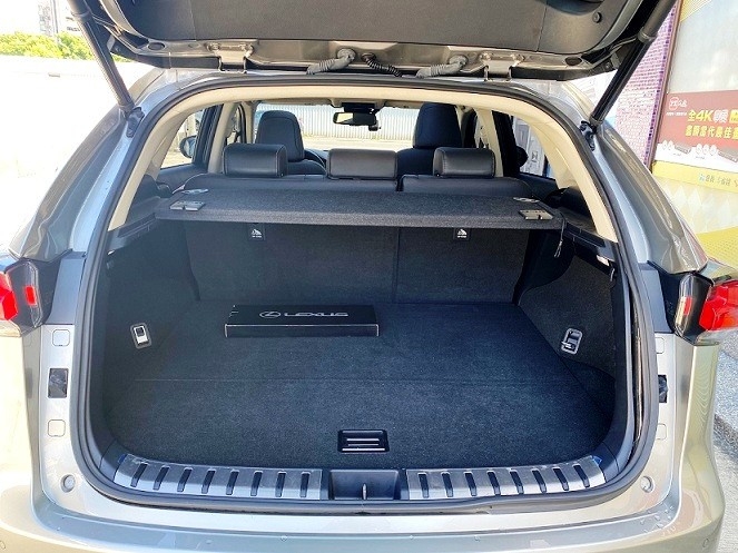 2020 NX300h 旗艦版 全新小改款 三眼式LED頭燈 全景天窗 冷熱通風座椅 CarPlay  第17張相片