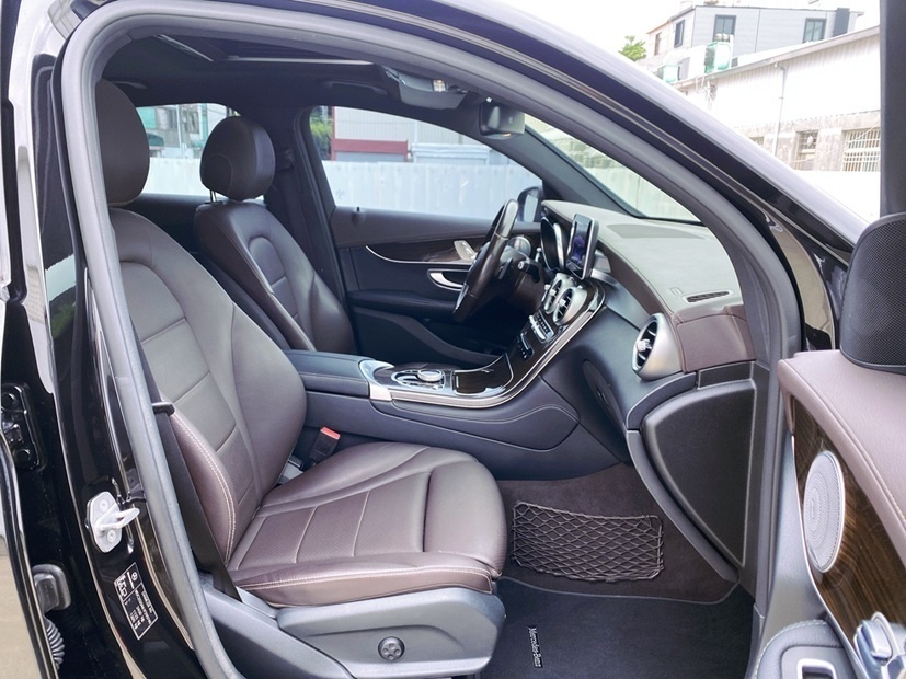 GLC250 Coupe 運動版 賓士總代理 AMG運動套件 選配23P自動跟車 柏林之音 車側踏板 360環景  第12張相片