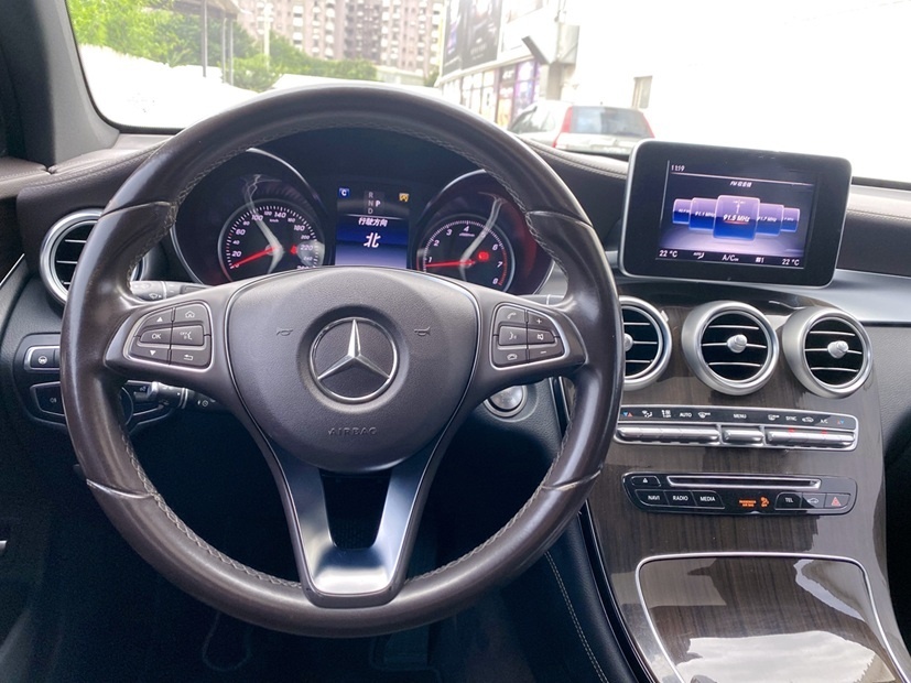 GLC250 Coupe 運動版 賓士總代理 AMG運動套件 選配23P自動跟車 柏林之音 車側踏板 360環景  第16張相片