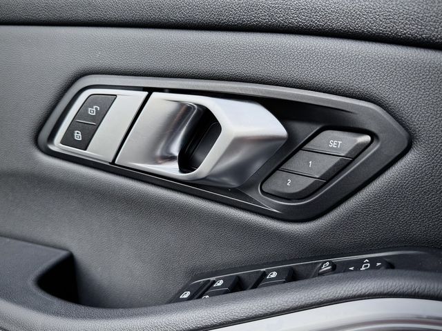 BMW寶馬 330I M SPORT  第14張相片