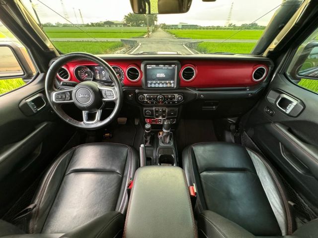 全車行照變更 絞盤/兼供曳引/置放架  配備太多 參考富昱汽車臉書粉絲專頁  第5張相片